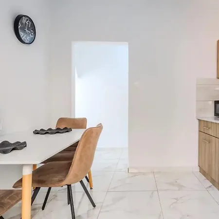 Cozy 1 Min To The Apartment Larnaca